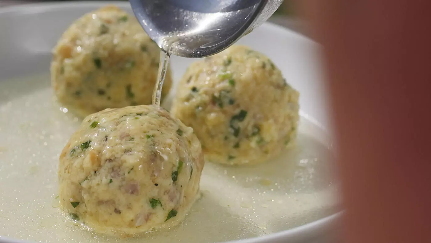 Speckknödelsuppe - Typisches Rezept aus Südtirol